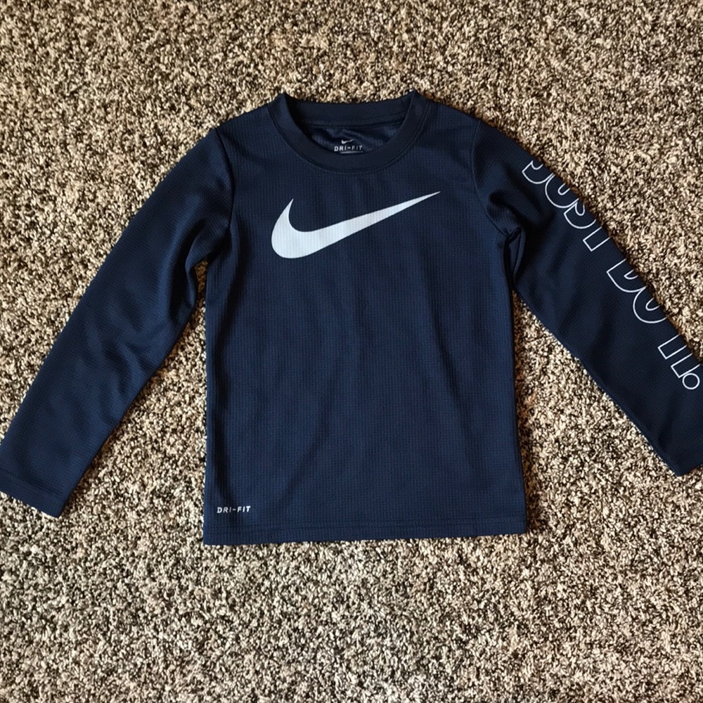 New without tags, long sleeve Nike shirt size 6-7